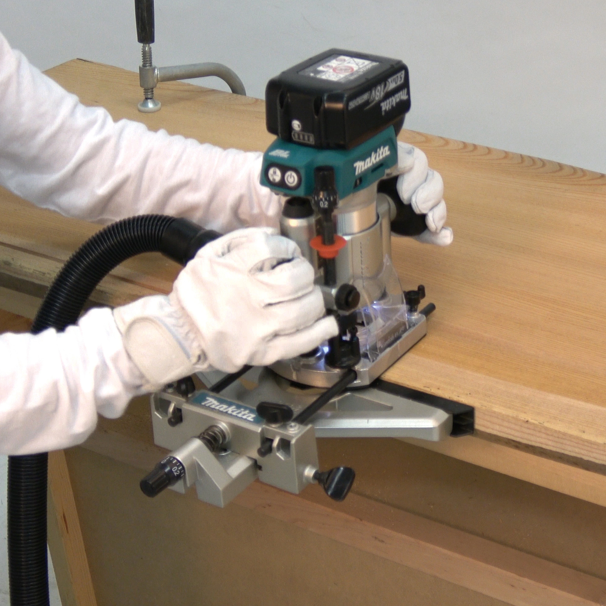 Makita 18v router plunge best sale base guide